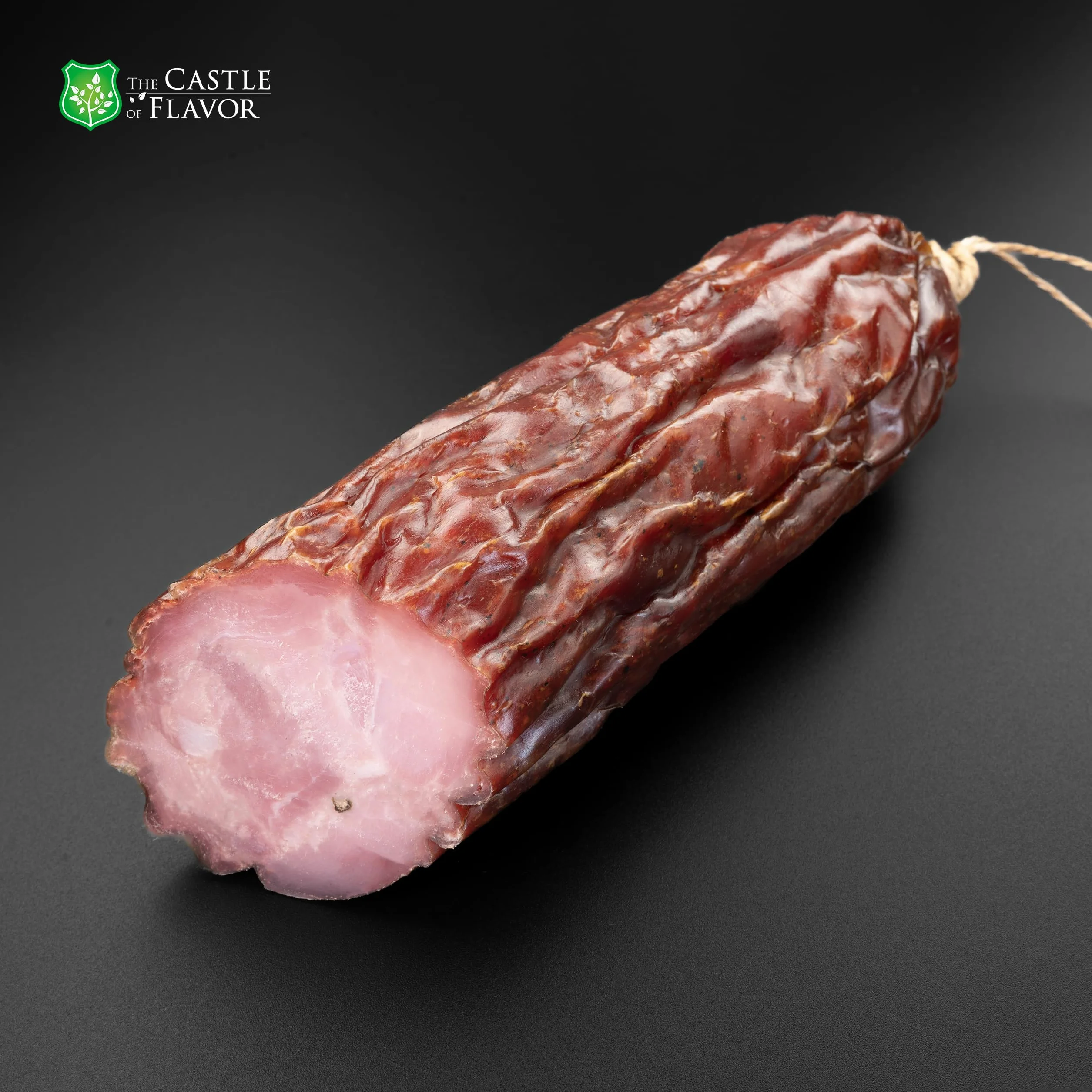 Kiełbasa Królewska Sucha - Domowa Suszona kiełbasa wieprzowa marynowana z ziołami i tradycyjnie wędzona – domowa, ręcznie wykonana kiełbasa z dużych kawałków szynki (300g)