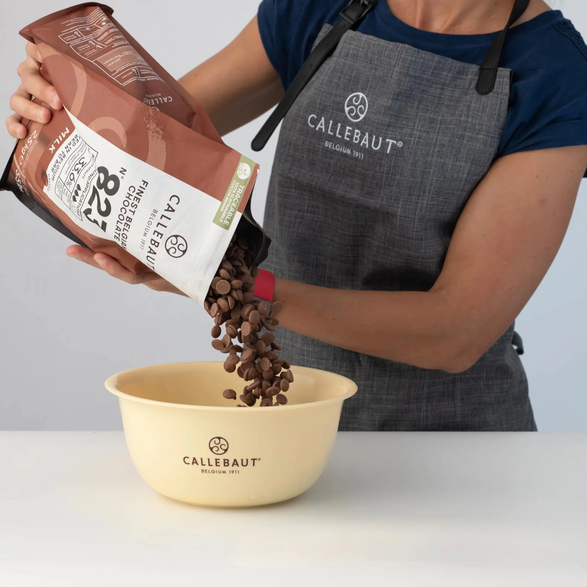 CALLEBAUT Odbiornik nr 823 Koperture Callets Vollmich Schokolade 33,6% kakao 2,5 kg 1 opakowanie