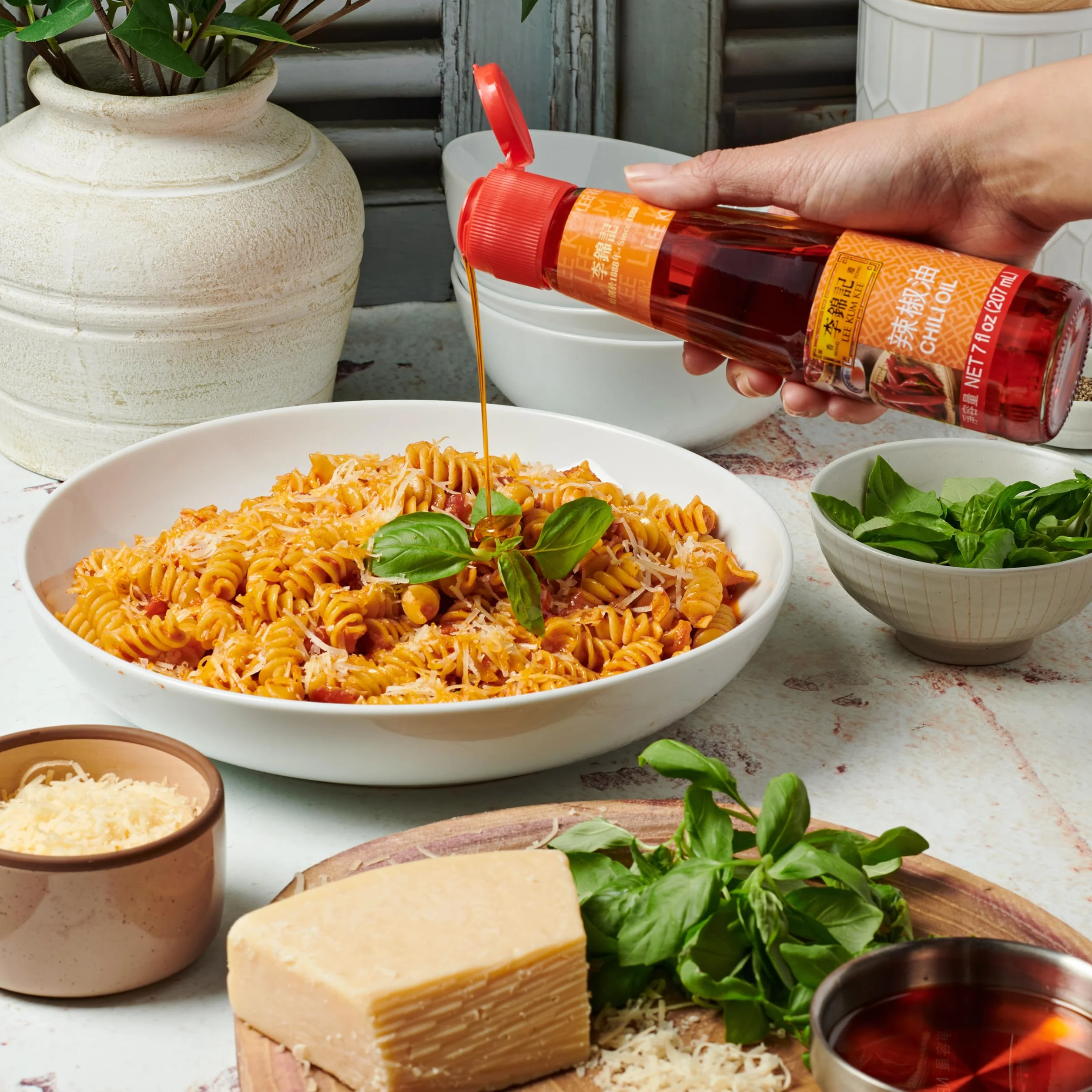 Lee Kum Kee Olejek chili – olejek przyprawowy z ognistych papryczek chili – 1 x 207 ml