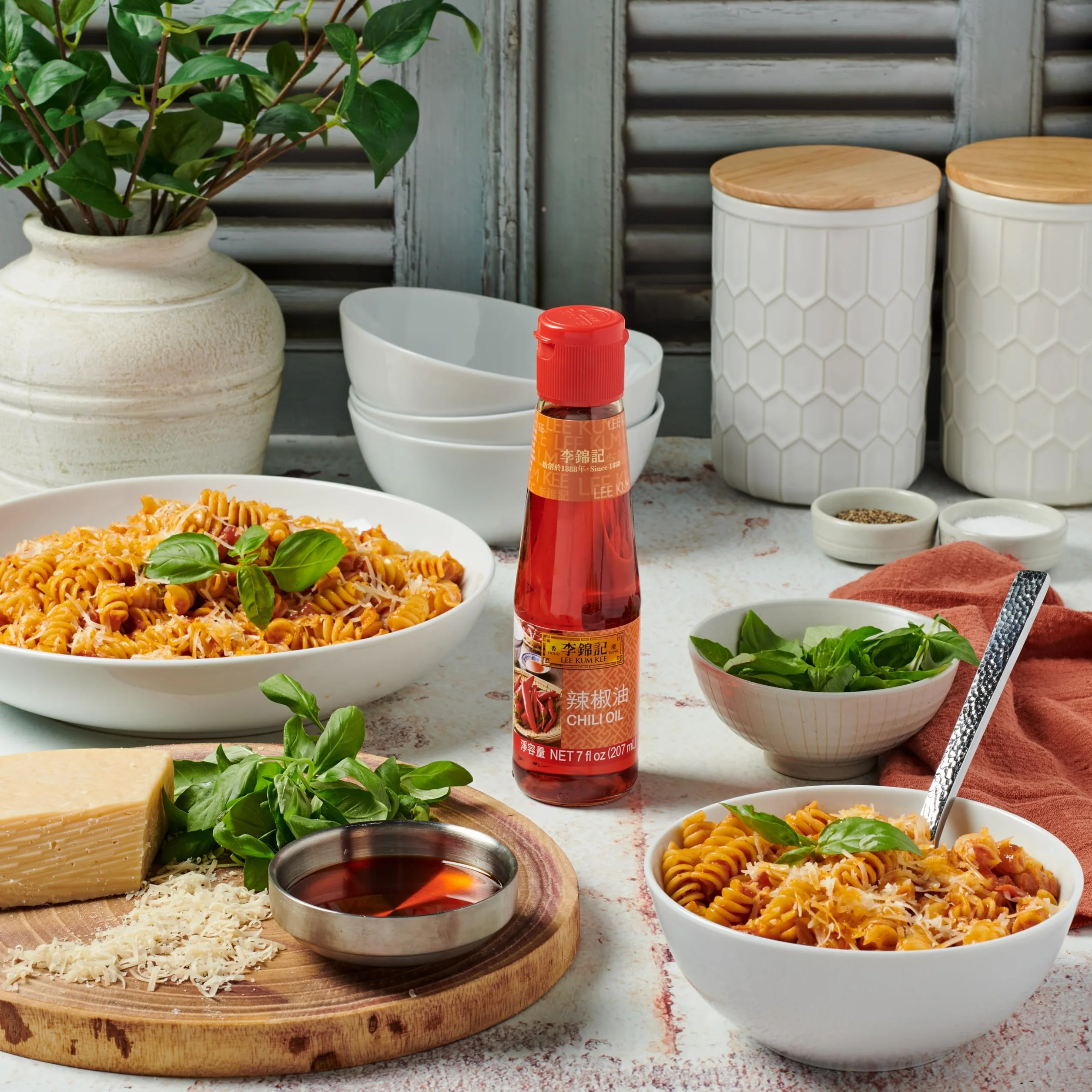 Lee Kum Kee Olejek chili – olejek przyprawowy z ognistych papryczek chili – 1 x 207 ml