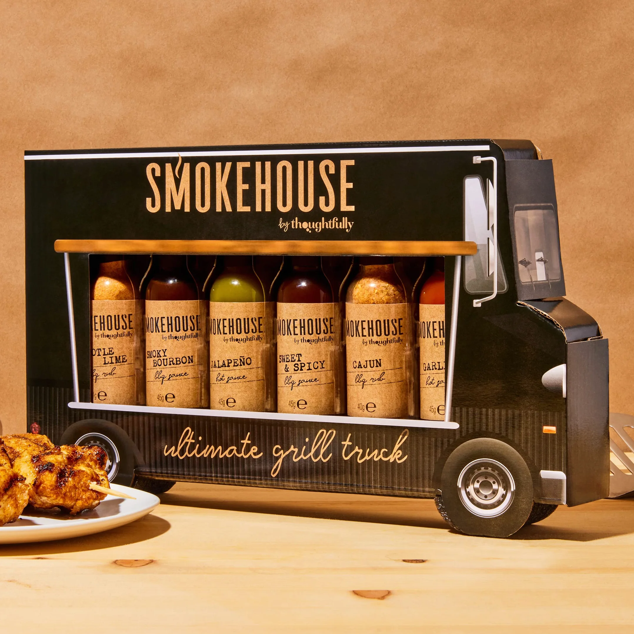 Smokehouse by Thoughtfully, zestaw upominkowy Gourmet Ultimate Grill Truck, zabawny zestaw w kształcie ciężarówki, zawiera ocieranie grilla, sosy BBQ i ostre sosy, zestaw 6 szt