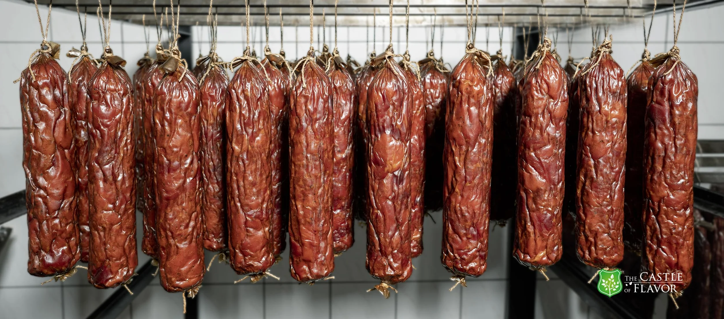 Kiełbasa Królewska Sucha - Domowa Suszona kiełbasa wieprzowa marynowana z ziołami i tradycyjnie wędzona – domowa, ręcznie wykonana kiełbasa z dużych kawałków szynki (300g)