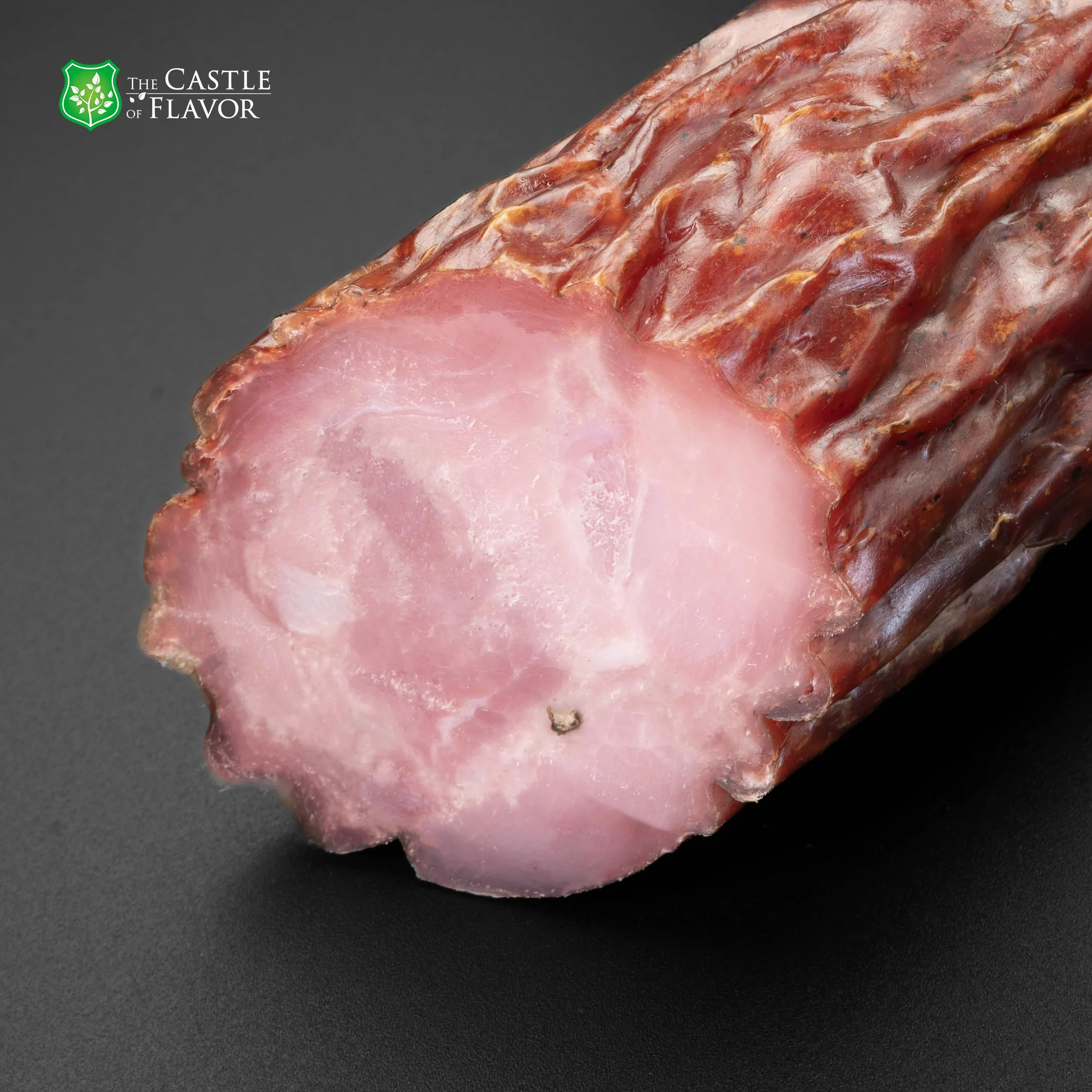 Kiełbasa Królewska Sucha - Domowa Suszona kiełbasa wieprzowa marynowana z ziołami i tradycyjnie wędzona – domowa, ręcznie wykonana kiełbasa z dużych kawałków szynki (300g)
