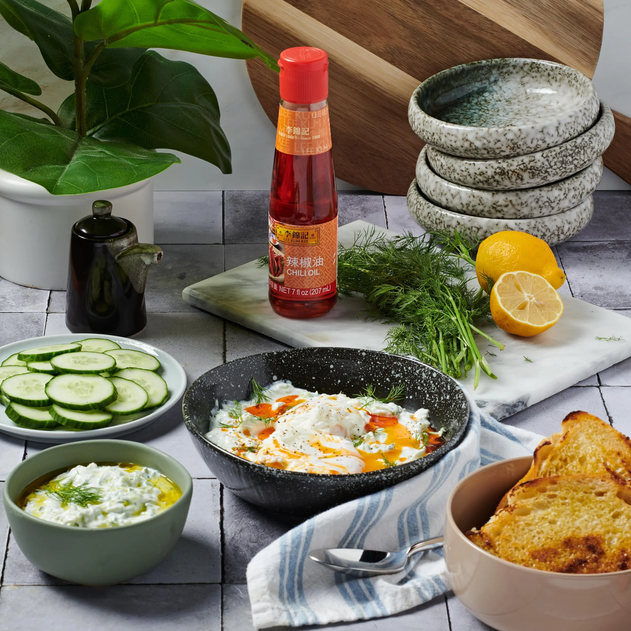 Lee Kum Kee Olejek chili – olejek przyprawowy z ognistych papryczek chili – 1 x 207 ml